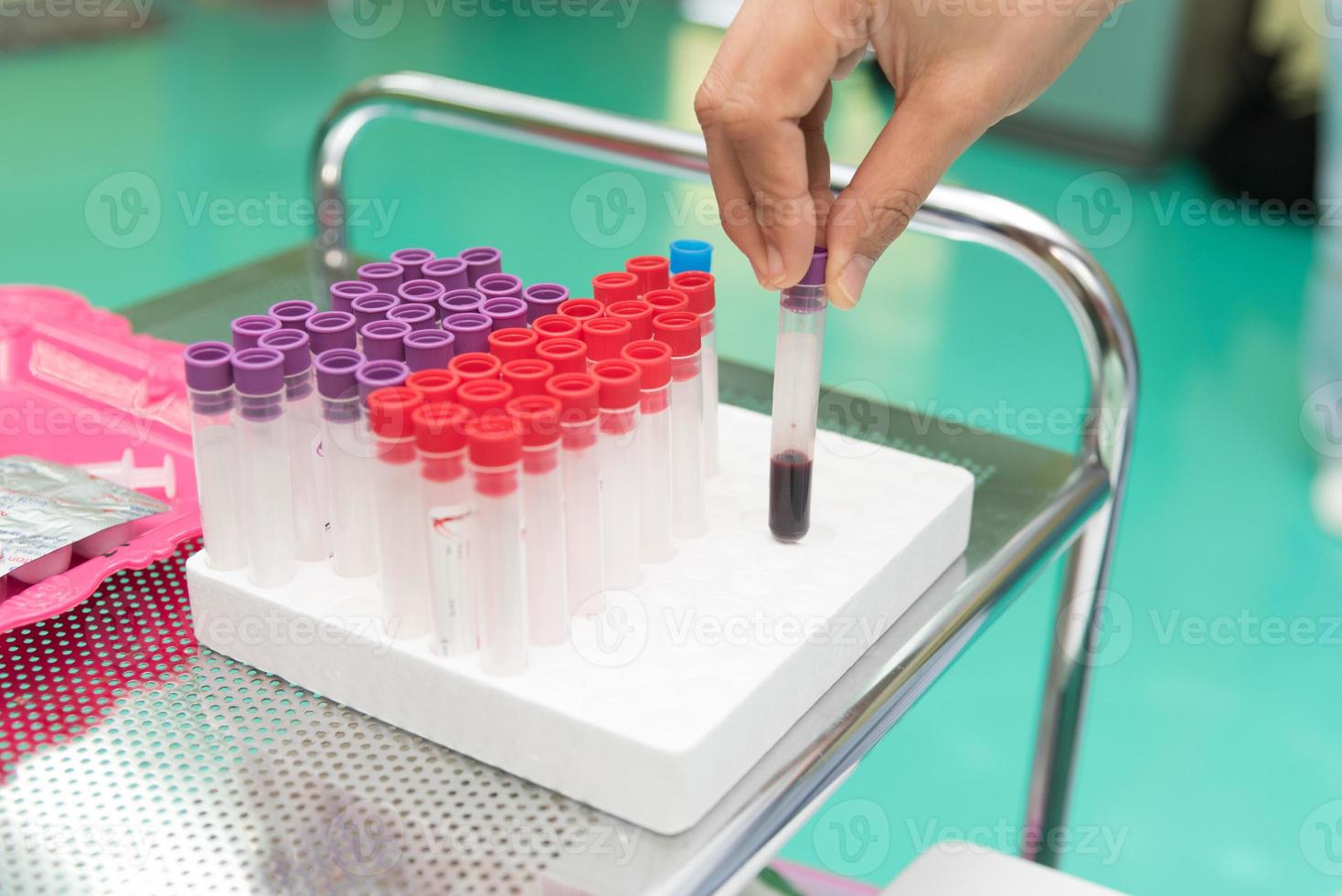 bloedonderzoek verzamelen in reageerbuis in laboratorium van ziekenhuis foto