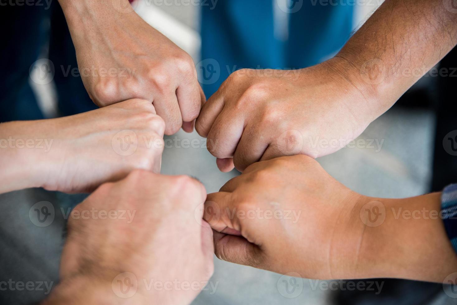 close-up bovenaanzicht van jonge mensen die de vuist met de handen samen doen foto