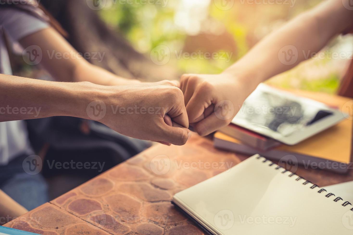 zakelijk partnerschap geeft vuist om nieuw project op te starten foto