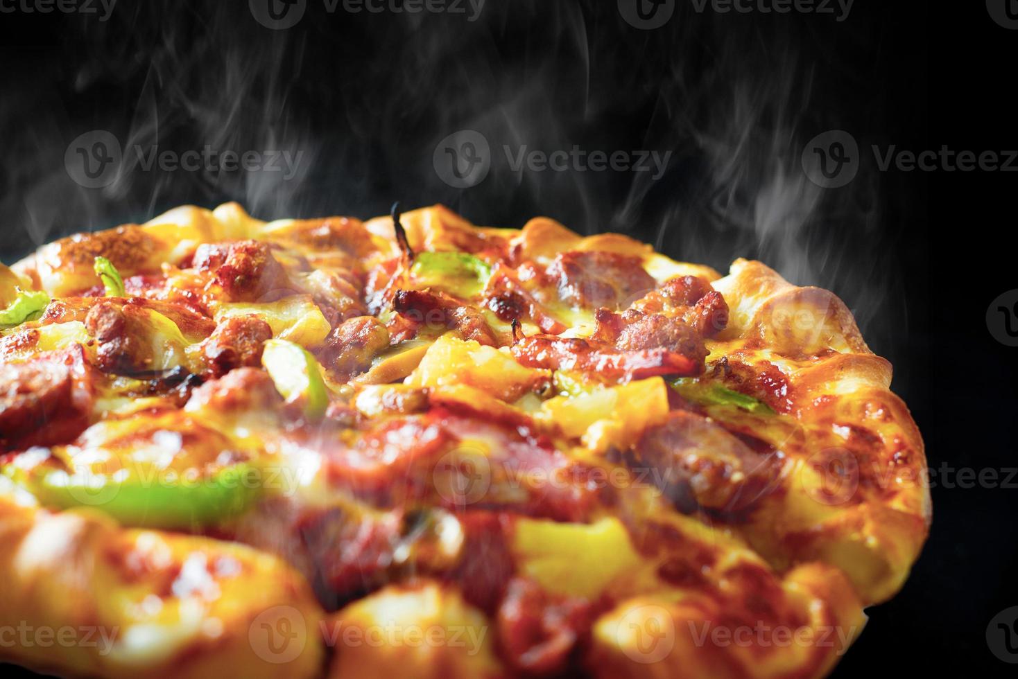 Pizza Met Kaas Ham Spek En Pepperoni Op Geïsoleerde Zwarte Achtergrond foto