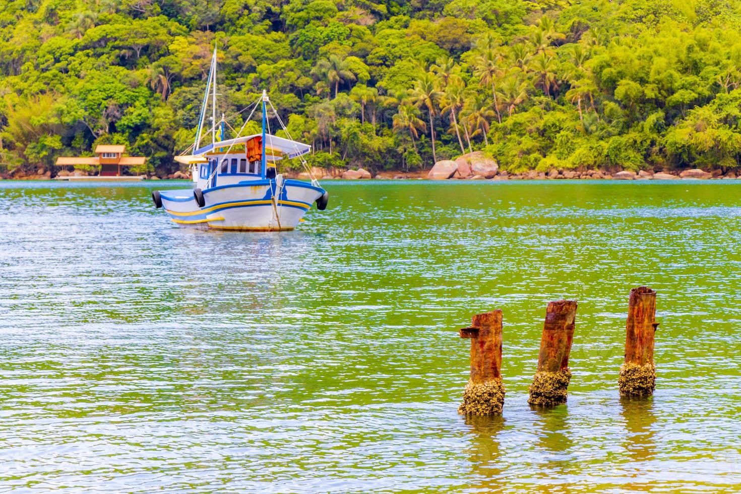 boten schepen boot mangrove en pouso strand ilha grande brazilië. foto