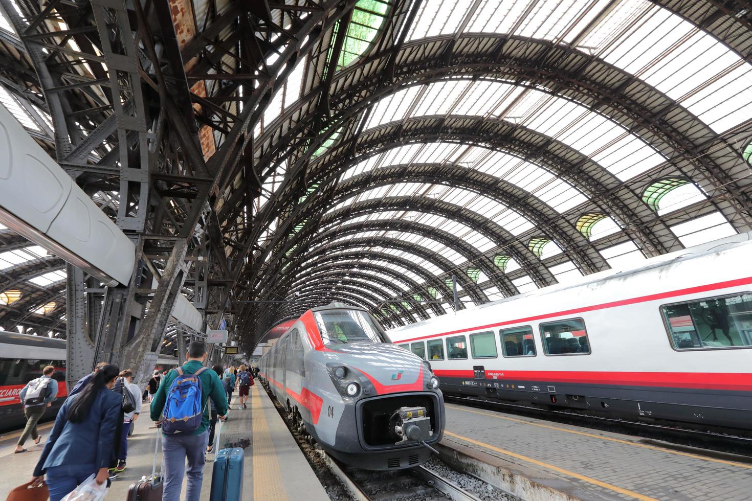 hogesnelheidstreinen op het centraal station van Milaan foto