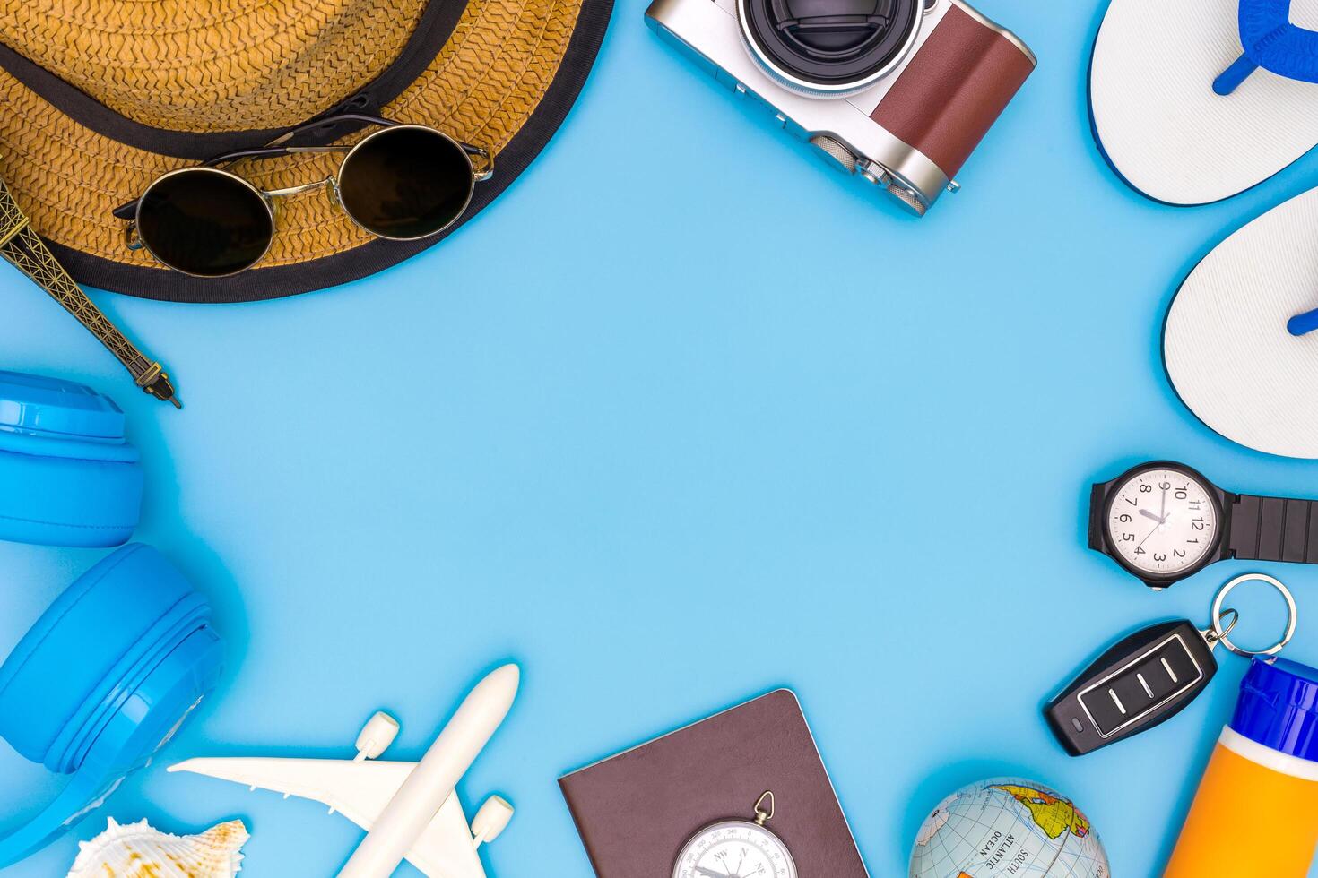 outfit en accessoires van reiziger op blauwe achtergrond foto