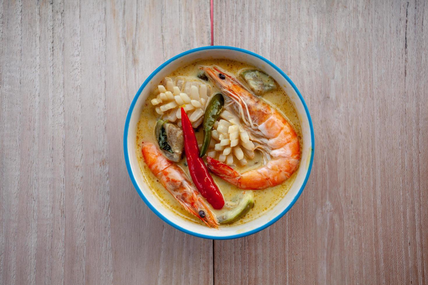 Thais eten varkensvlees groene curry op houten vloer foto