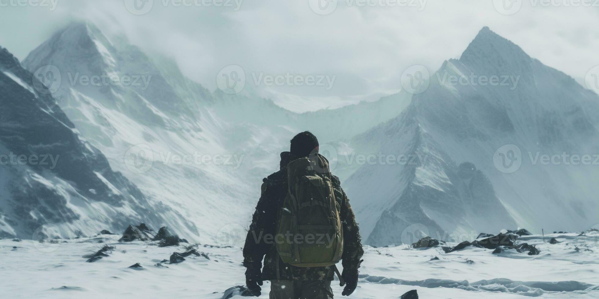 generatief ai, backpacker in winter landschap, reiziger Mens toerist met rugzak wandelen in bergen foto