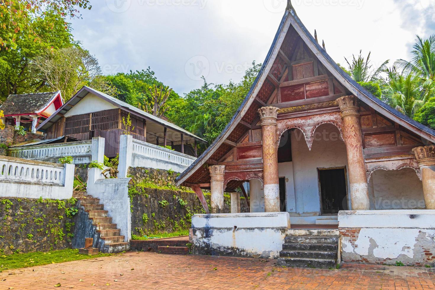 wat siphoutthabat thippharam oude boeddhistische tempel in luang prabang, laos foto