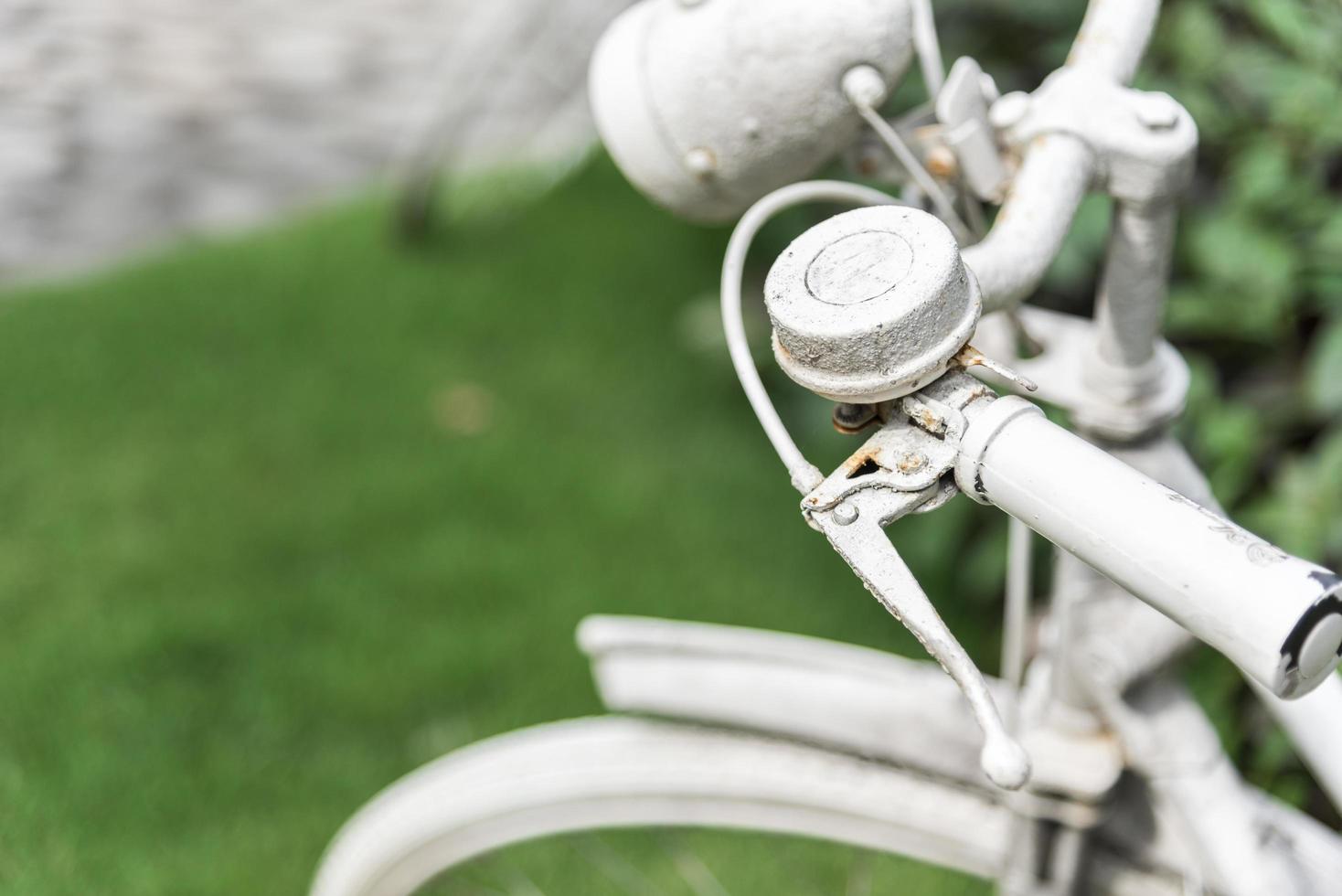 witte fiets op tuinachtergrond. vintage en natuurconcept foto