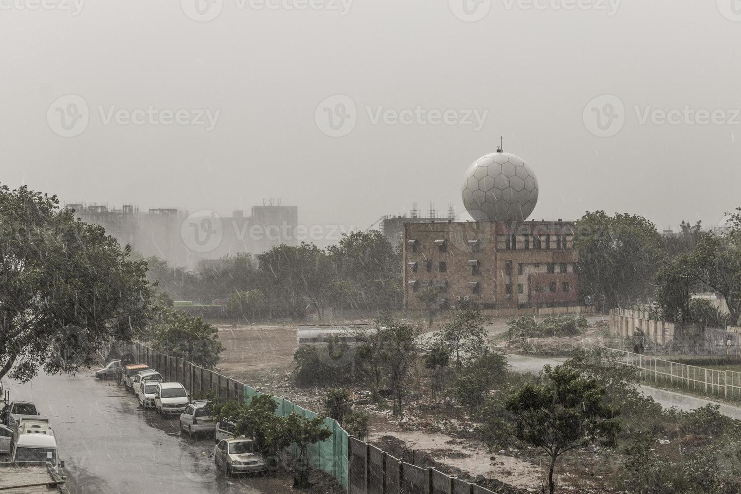 moessonregen in new delhi, india foto