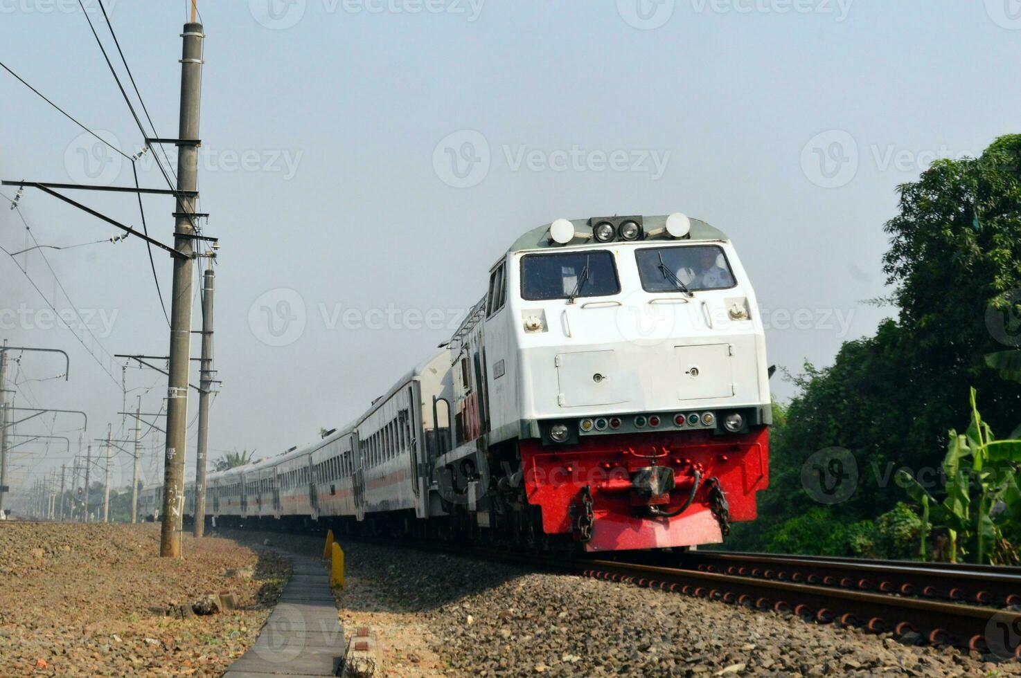 de trein is rennen Aan de rails naar de bestemming foto