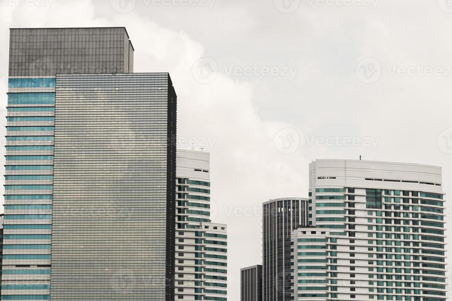 enorme wolkenkrabbers en hoge huizen bouwen in kuala lumpur, maleisië. foto