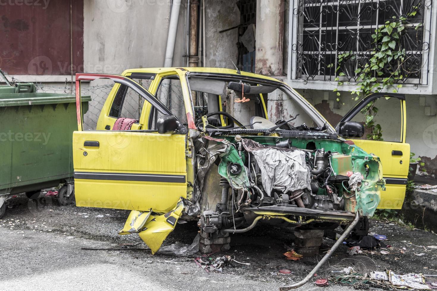 kapotte ongevalsauto in een woonwijk in Kuala Lumpur. foto