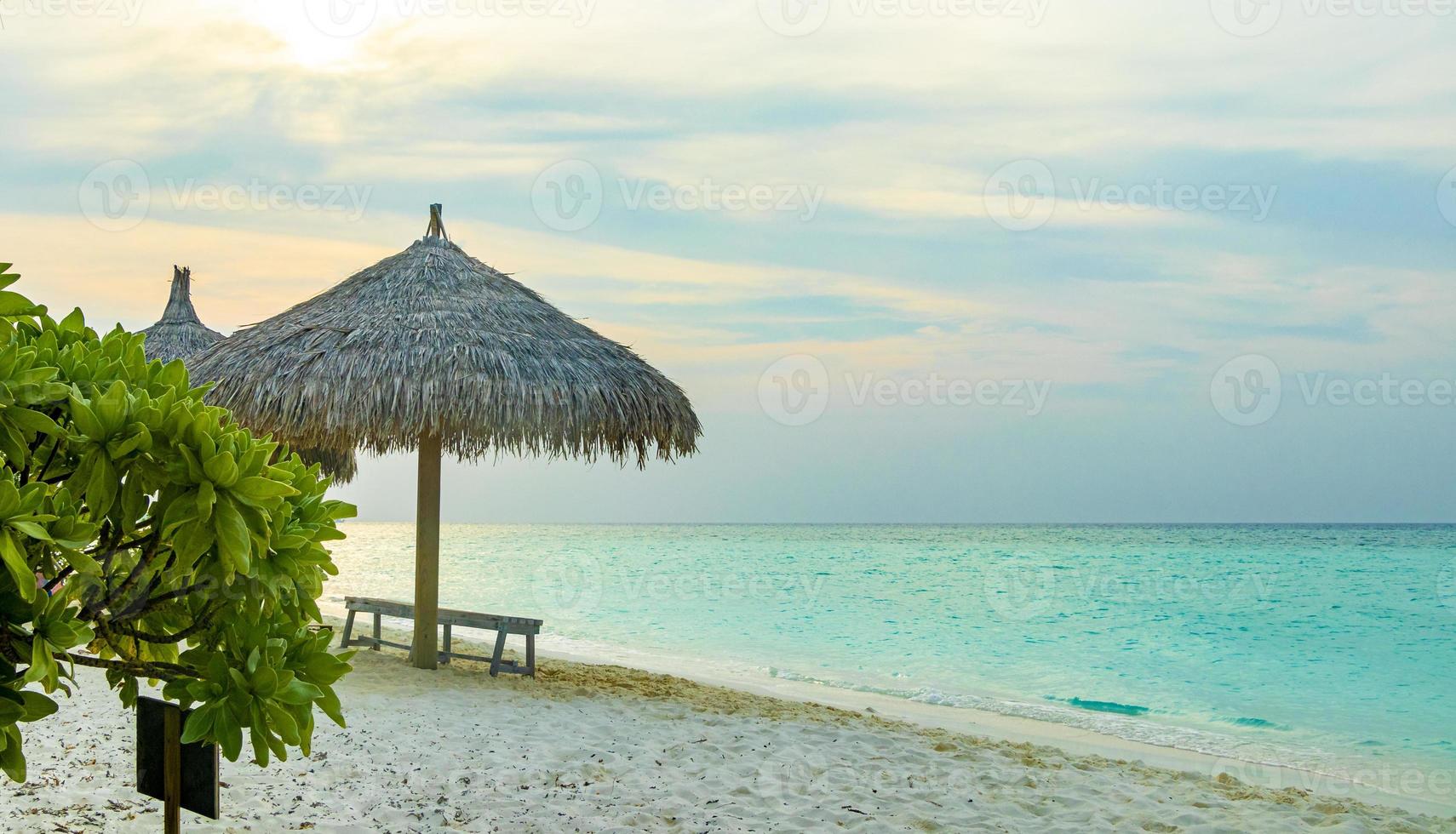 kleurrijke zonsondergang bij zandbankeilanden madivaru en finolhu in rasdhoo-atol, maldiven foto