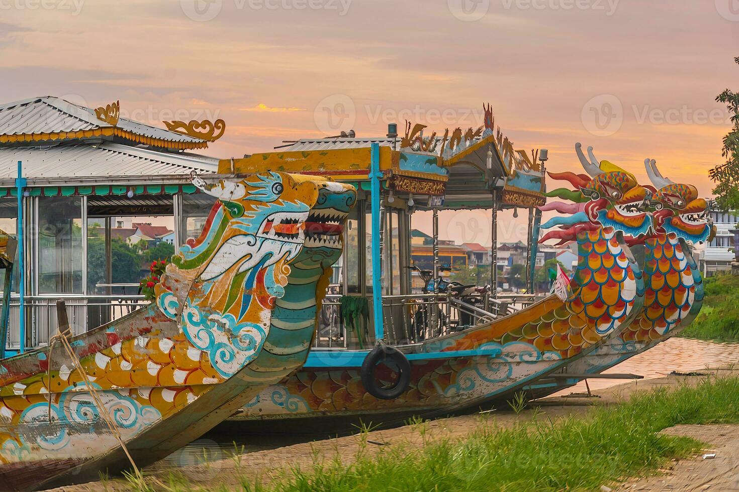 traditioneel draak boot in tint Vietnam foto