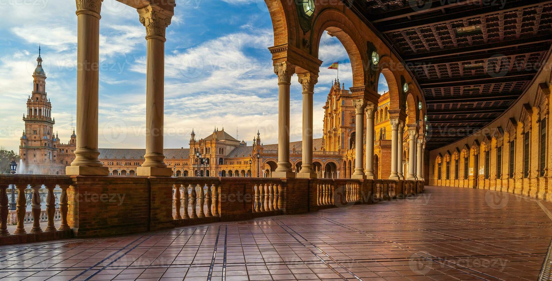 panoramisch visie van plein de espana in sevilla, Spanje foto