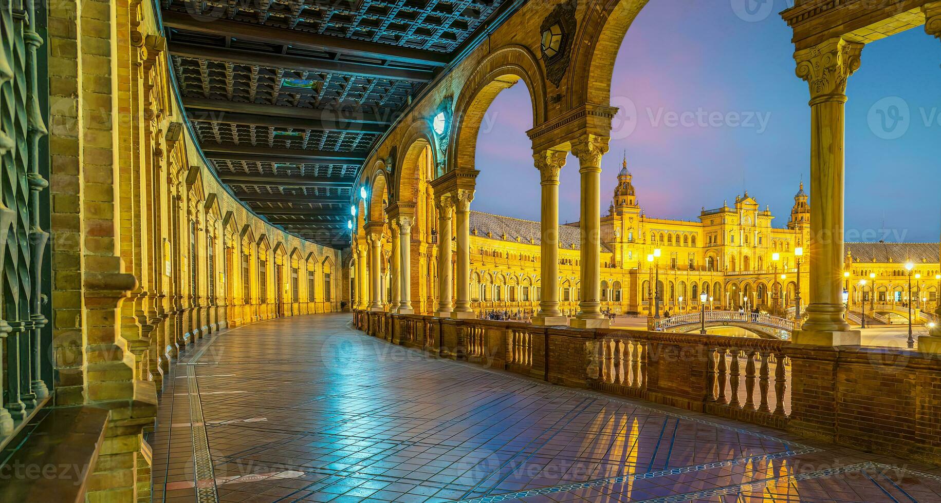 panoramisch visie van plein de espana in sevilla, Spanje foto