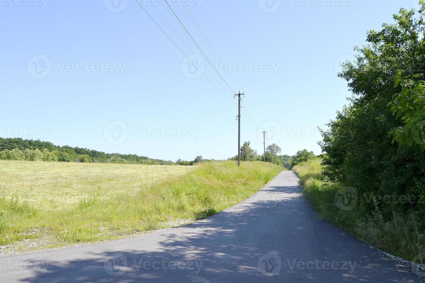 lege asfaltweg op het platteland foto