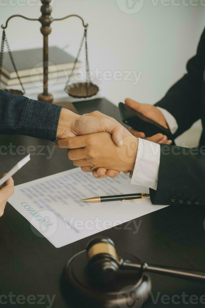 zaken en advocaten bespreken contractpapieren met koperen schaal op bureau in kantoor. wet, juridische diensten, advies, rechtvaardigheid en wet concept foto met film grain effect