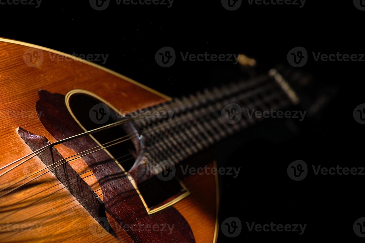 detail van een Italiaanse mandoline met zwarte achtergrond foto