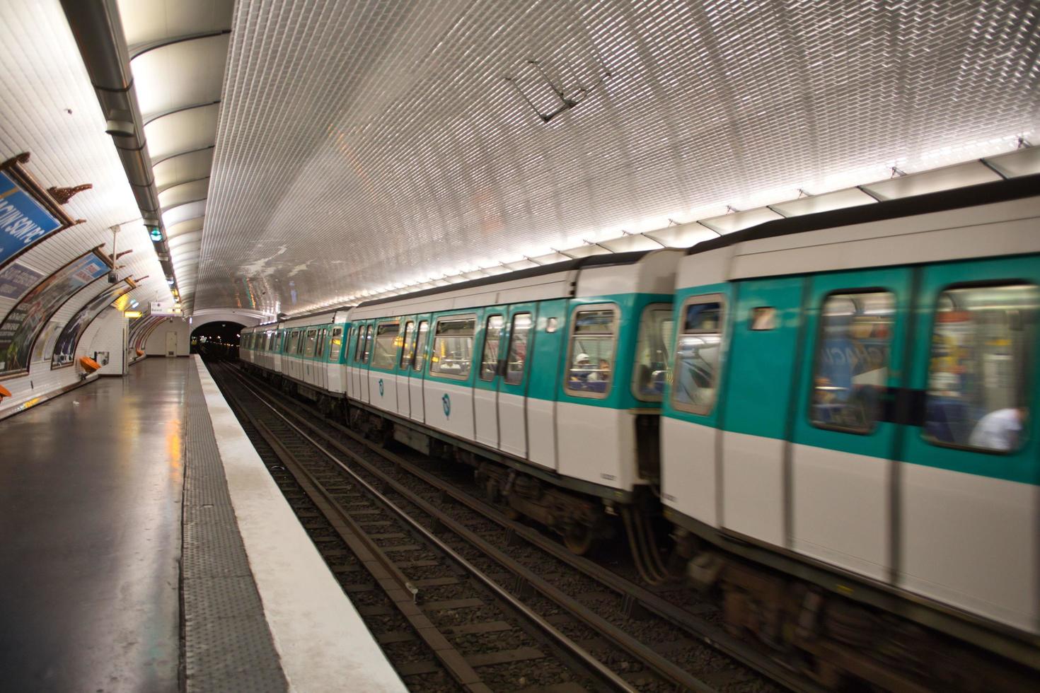 metrostation in parijs foto