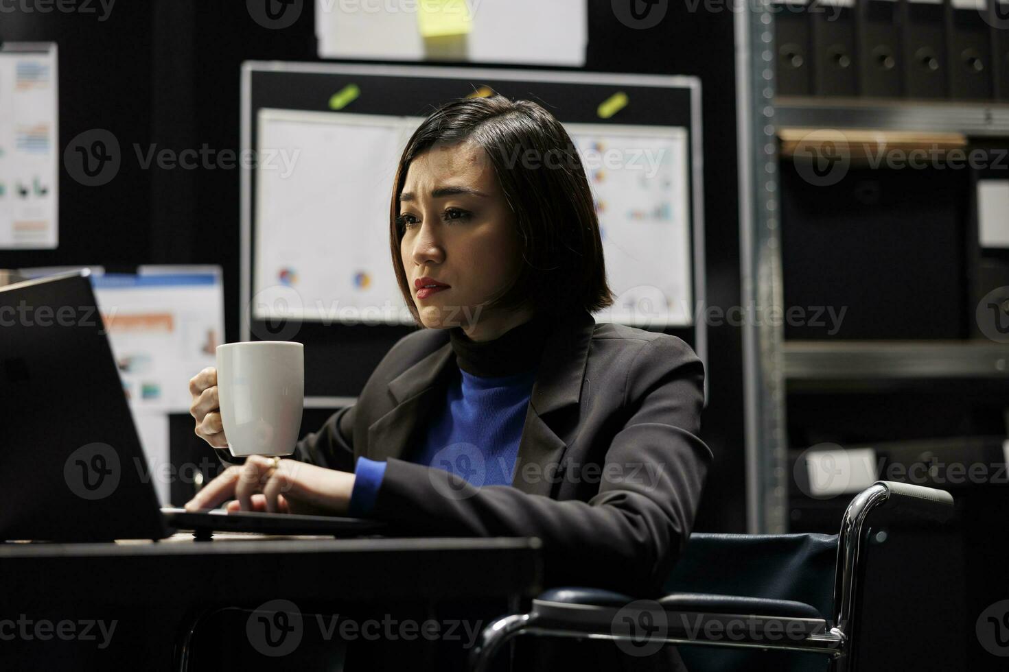 verlamd accountant zakenvrouw manager in rolstoel genieten van mok van koffie beginnend haar verschuiving in bedrijf toediening werkplek. Aziatisch uitvoerend met onbekwaamheid zittend Bij kantoor bureau foto