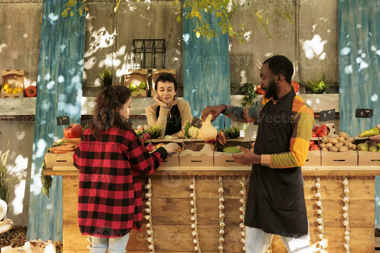 verschillend mensen op zoek Bij boeren markt produceren Aan stellage, weergeven biologisch vers fruit en groenten van eigen bodem. mannetje verkoper tonen natuurlijk bio producten naar vrouw cliënt Bij marktplaats. foto