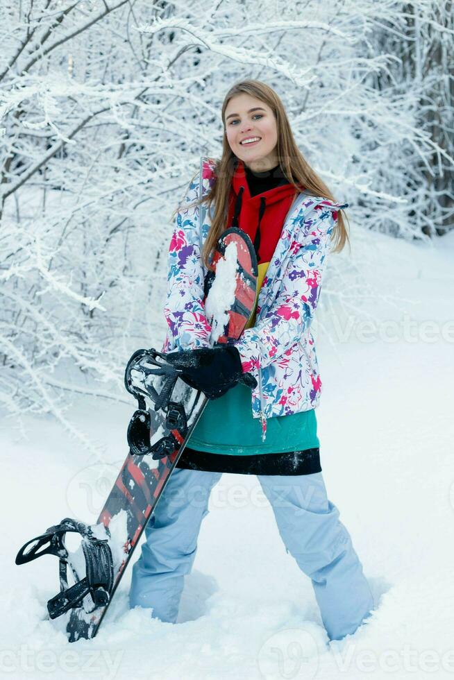 jong vrouw Holding snowboard Aan haar schouders foto