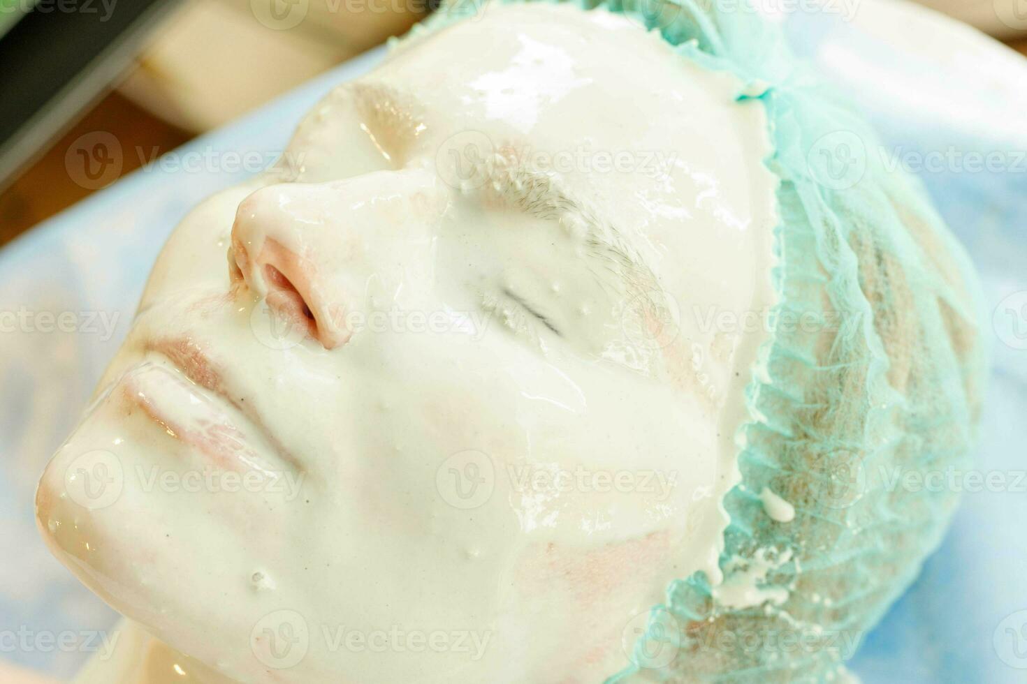 collageen gezicht masker . gelaats huid behandeling. fles met hydraterend room foto