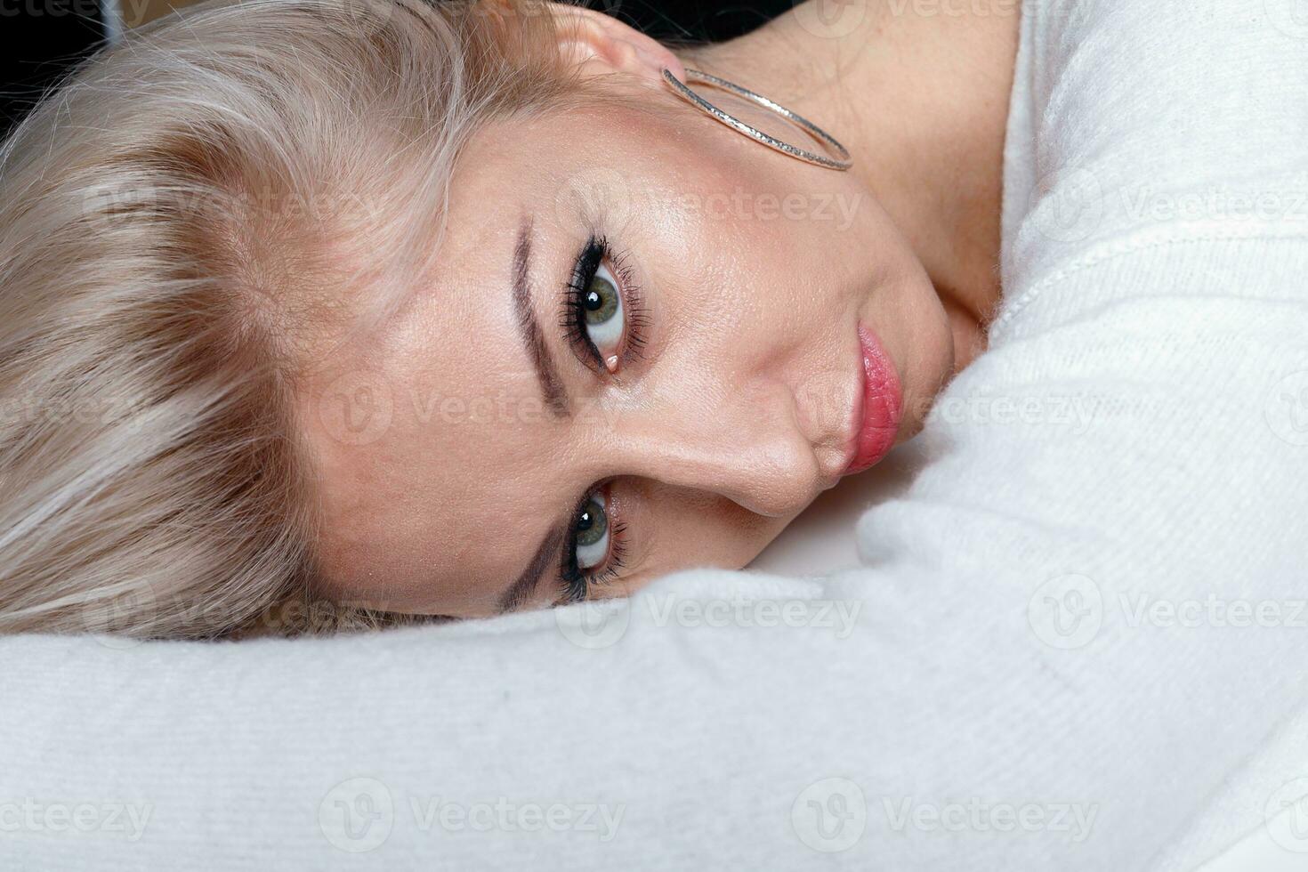 portret van een mooi jong aantrekkelijk vrouw in een wit trui foto