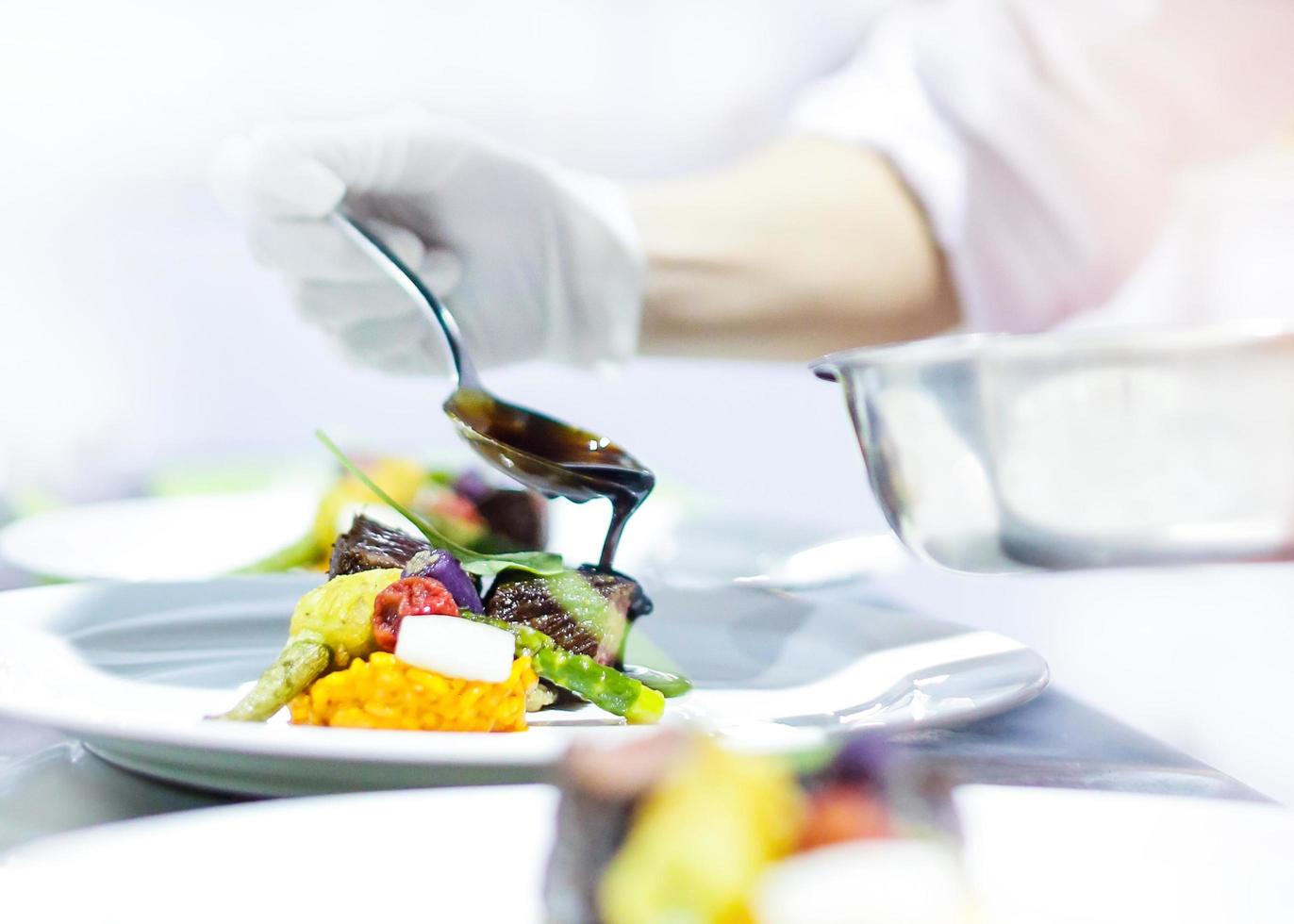 chef-kok koken, chef-kok bereiden van voedsel in de keuken foto