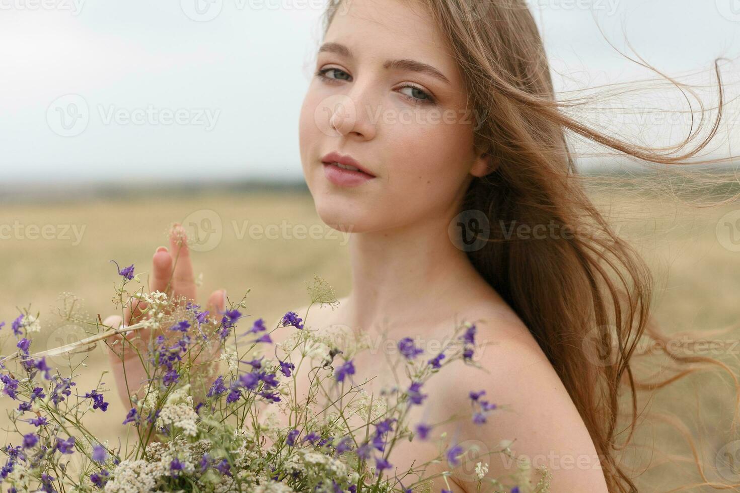 vrouw wandelen in gouden droog gras veld. foto