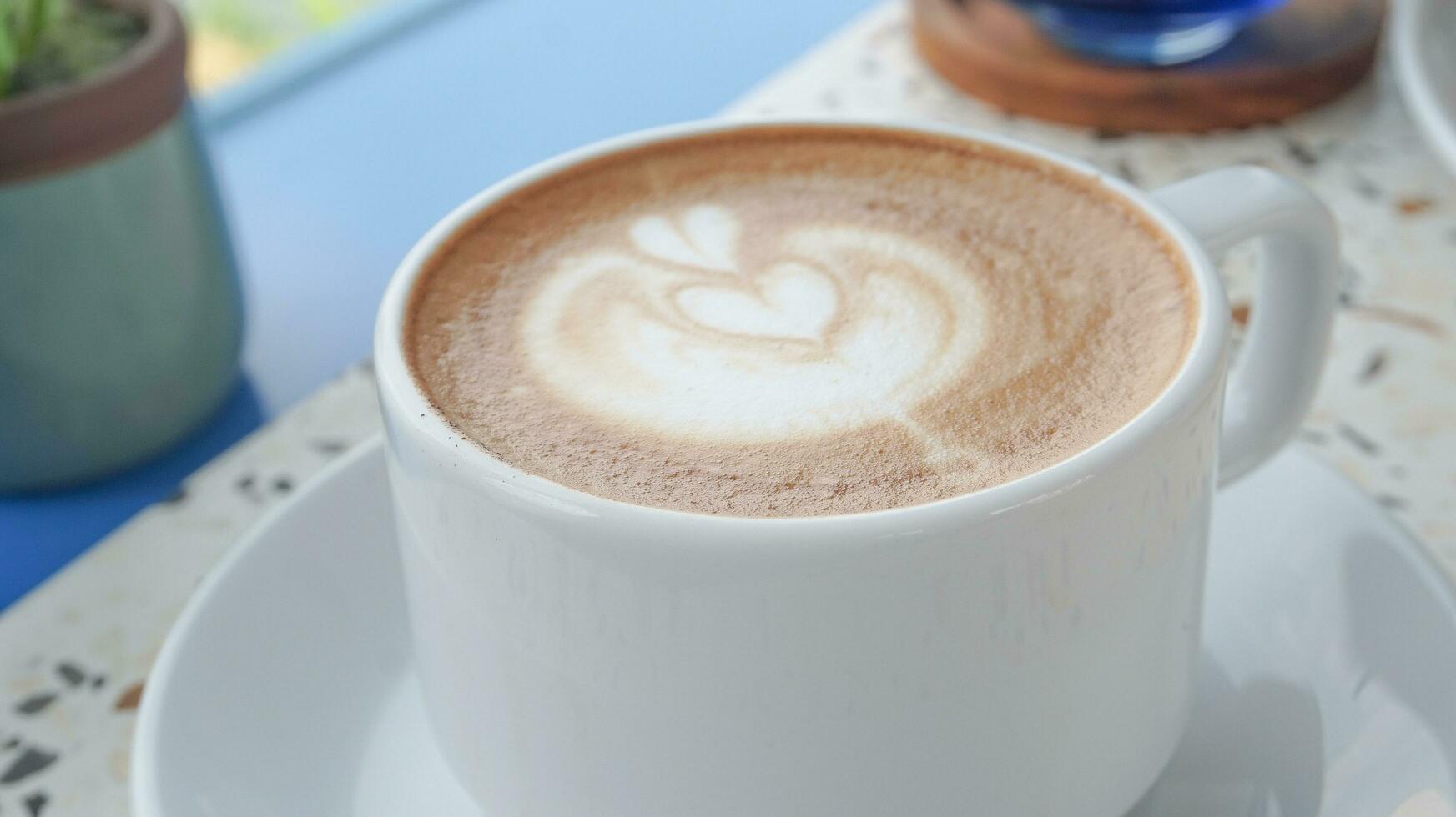 zoet wafel Aan een wit bord en een kop van cappuccino foto
