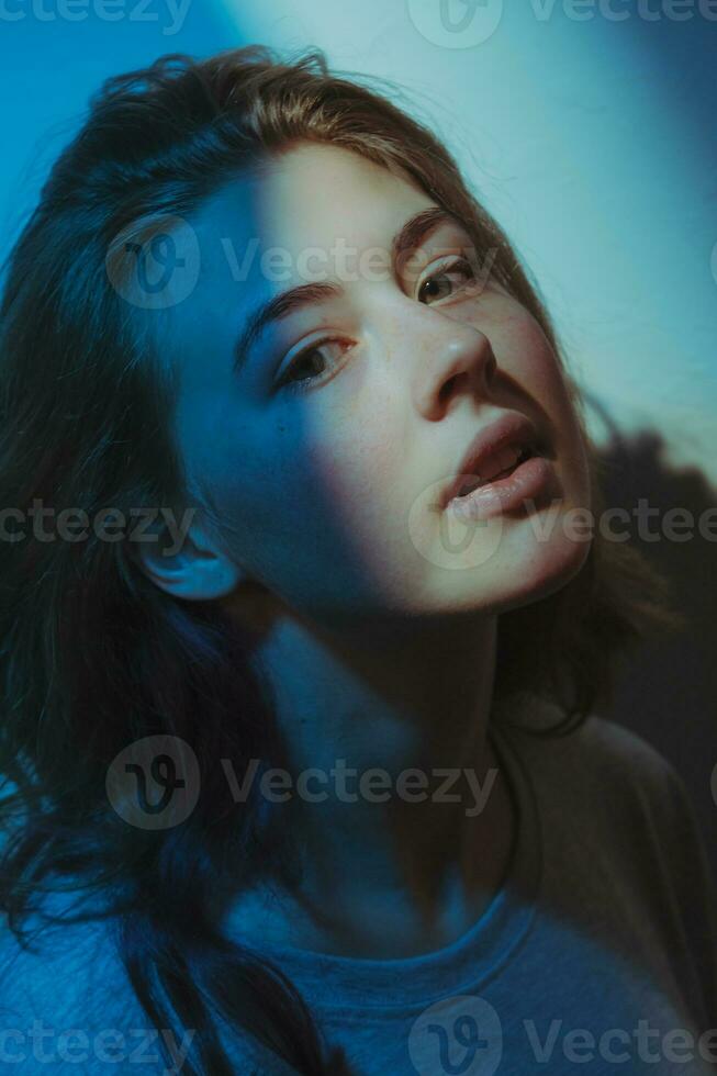 portret van mooi gen z tiener meisje met sproeten op zoek Bij camera. foto