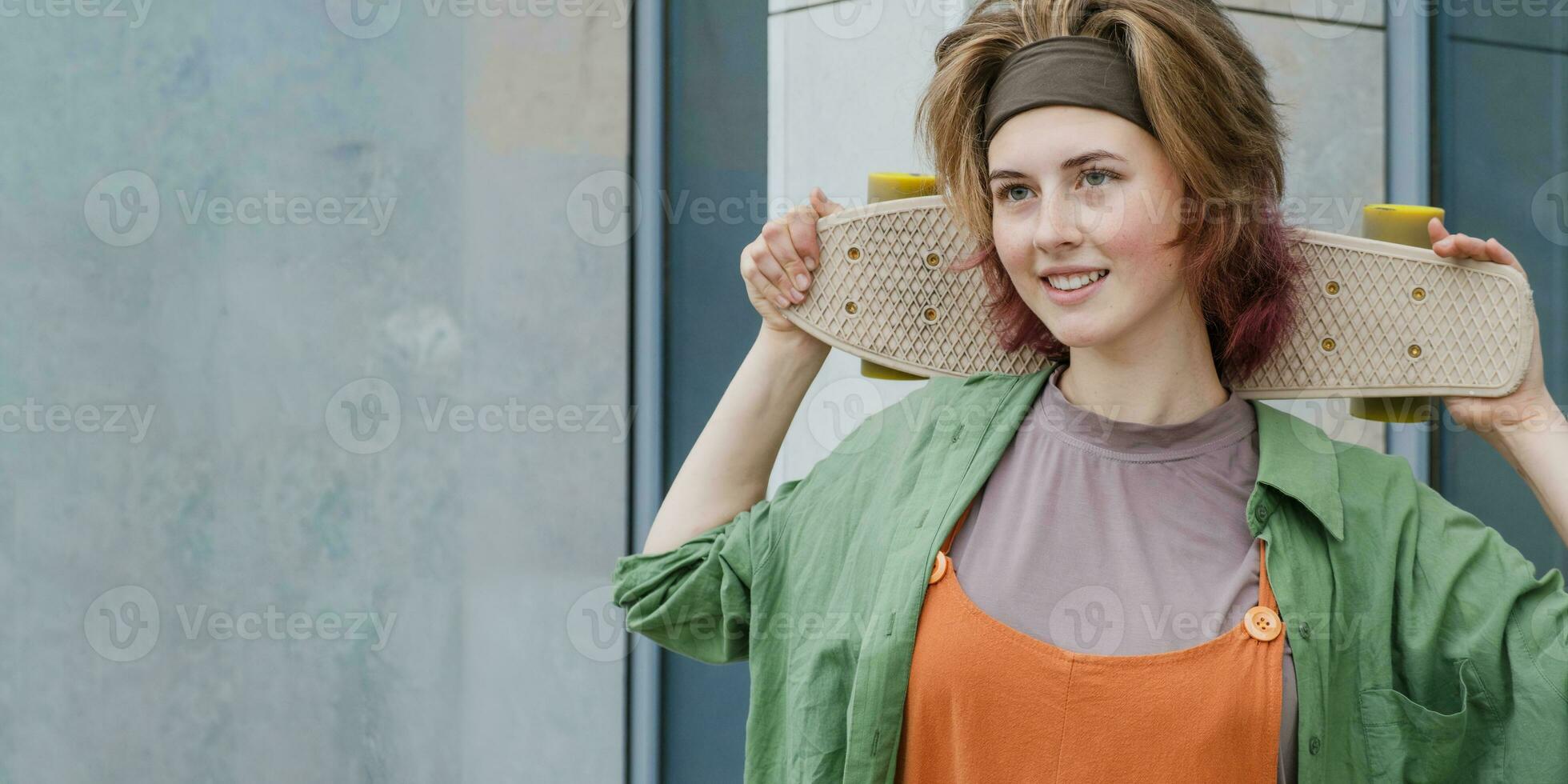 schaatser jong vrouw met skateboard. skateboarden concept. banier, kopiëren ruimte. foto