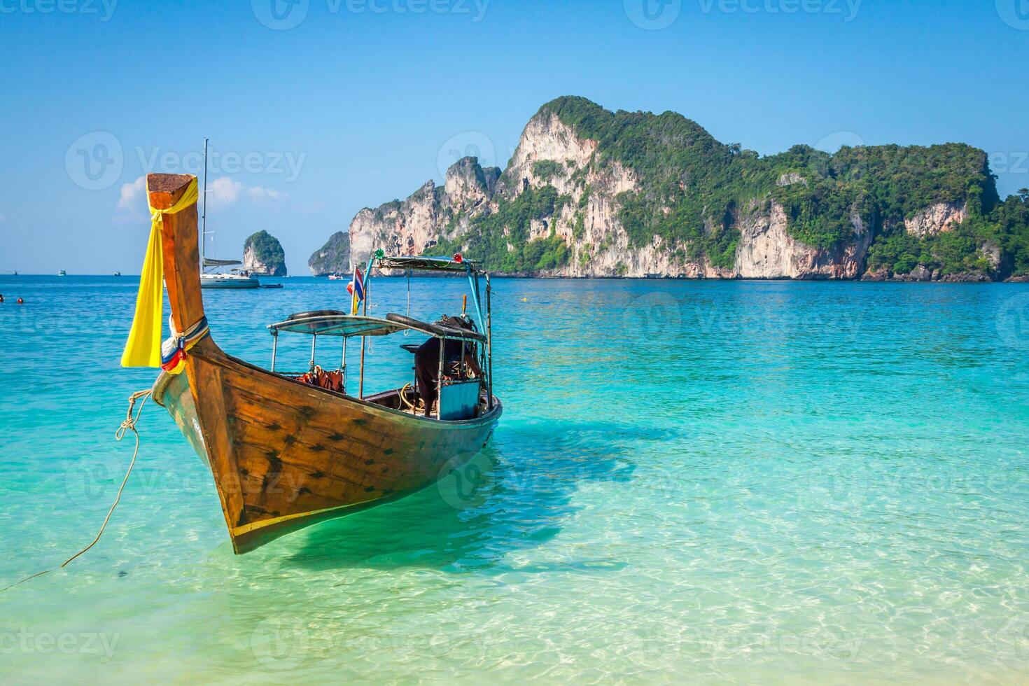 lang boot en tropisch strand, andaman zee, fi phi eilanden, Thailand foto