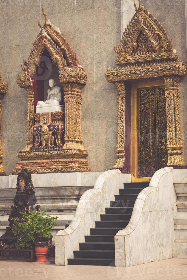 wat intharawihan boeddhistisch tempel in Bangkok houdt de hoogste staand Boeddha in de wereld. foto