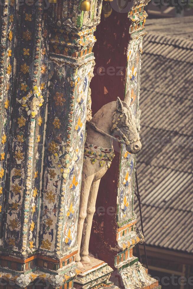 de tempel van ochtendgloren, wat arun, Aan de chao phraya rivier- in Bangkok, Thailand. foto