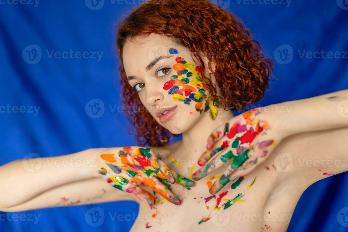 detailopname portret van rood gekruld haren vrouw jong vrolijk vervuild in verf. foto