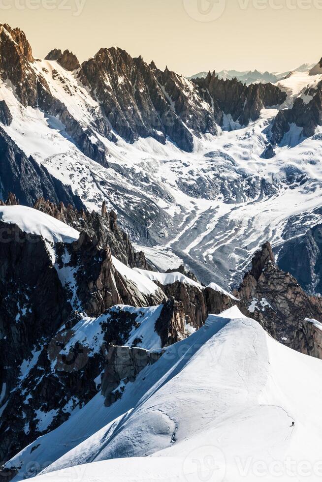 uitzicht op de bergketen mont blanc van aiguille du midi in chamonix - landschapsoriëntatie foto