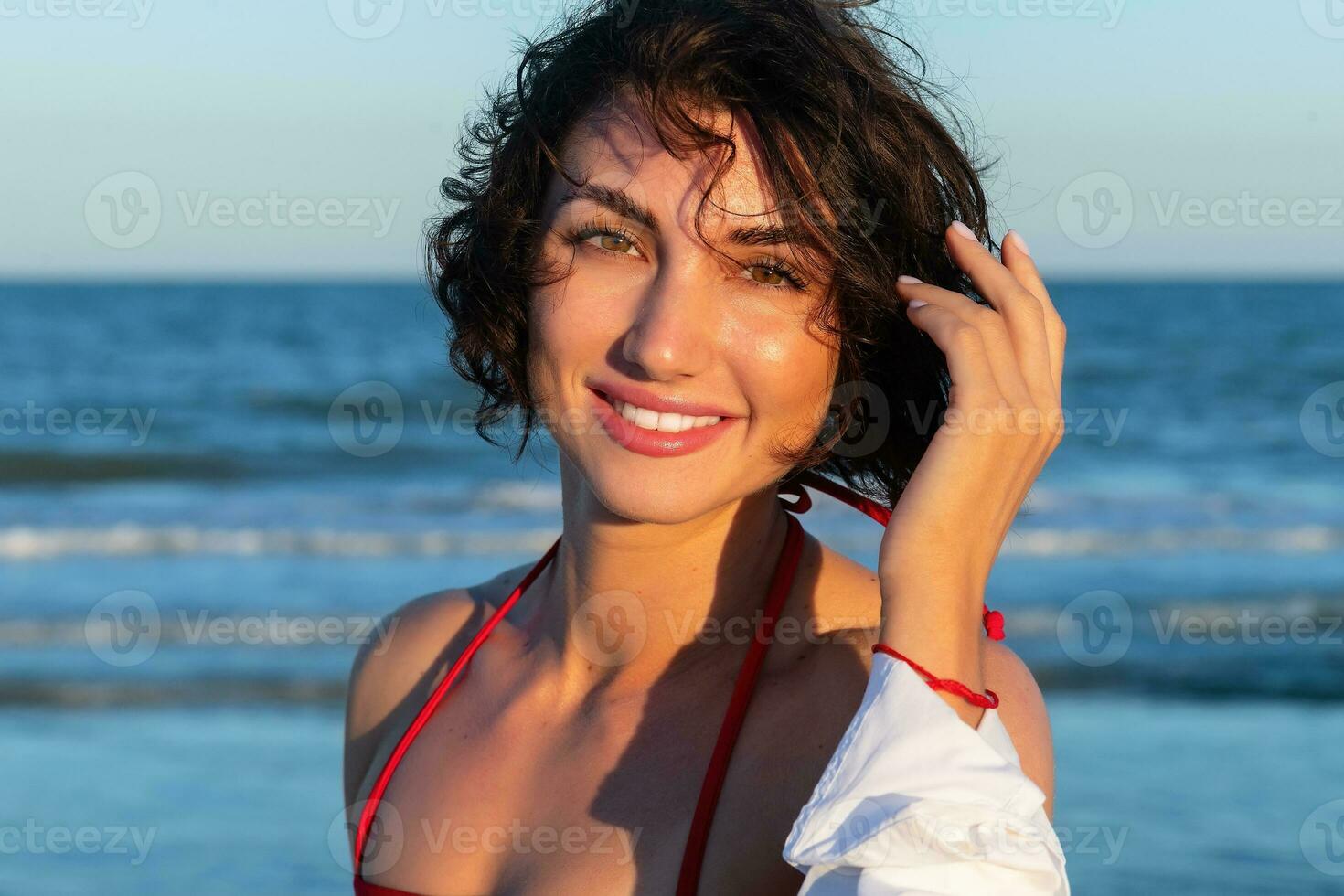 sexy terug van een mooi vrouw in rood bikini Aan zee achtergrond foto