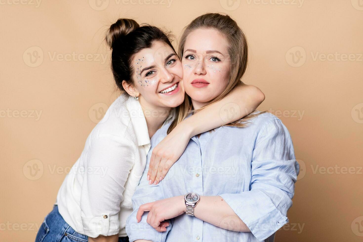 portret van twee gelukkig Dames in zwart en wit kleren glimlachen foto