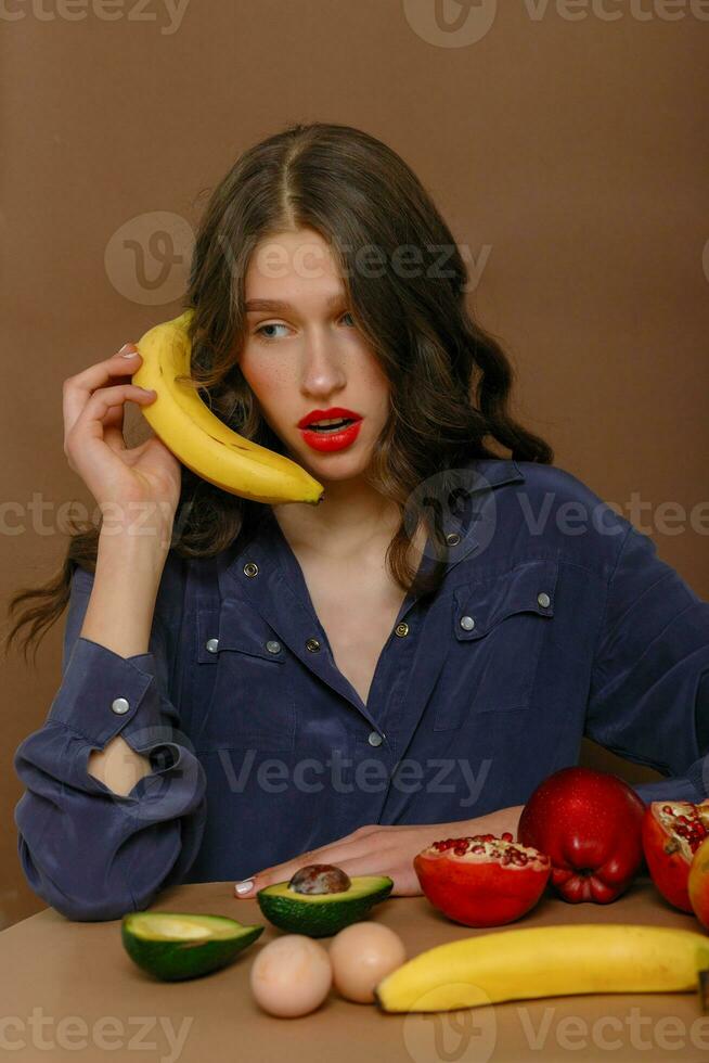 jong vrouw in groep van fruit. gezondheidszorg. foto