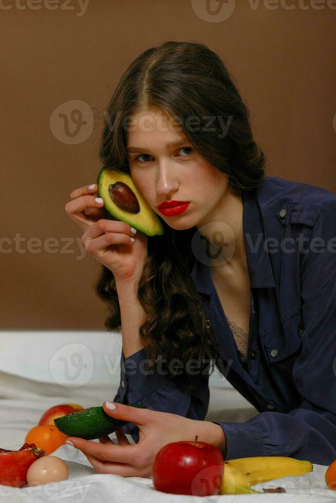 jong vrouw in groep van fruit. gezondheidszorg. foto