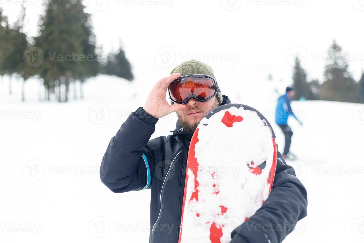 Mens snowboarden in de bergen foto