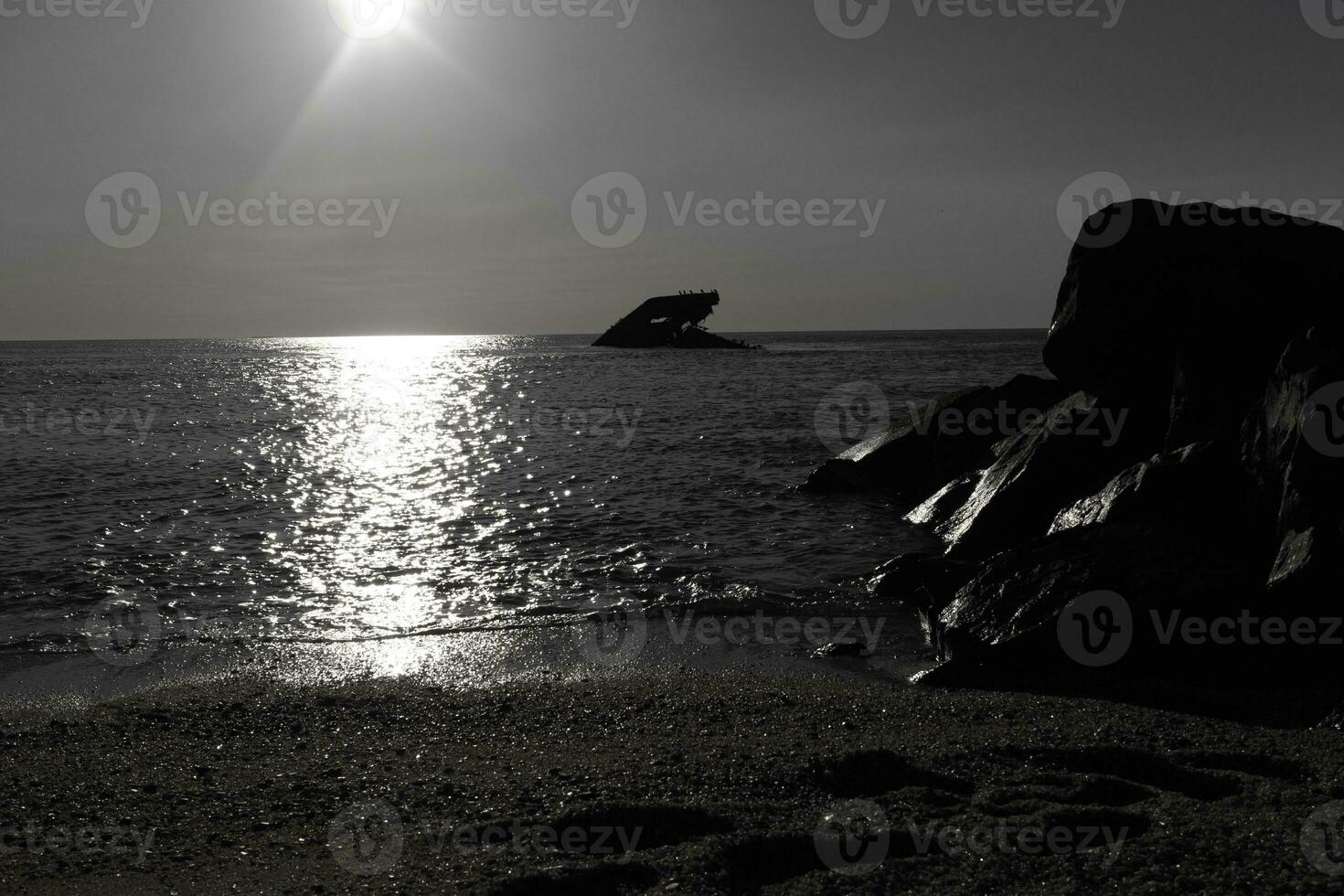 zonsondergang strand in kaap mei nieuw Jersey waar u kan krijgen een Super goed visie van de zon gaan naar beneden aan de overkant de oceaan en de baai. de reflectie van de zon Aan de water met de gezonken schip looks zo mooi. foto