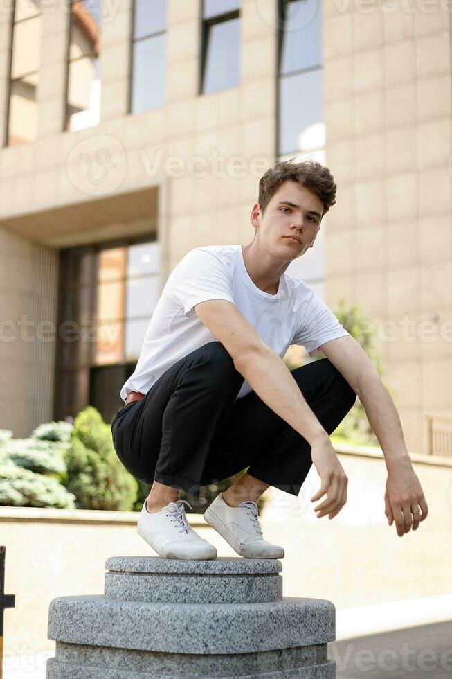 knap jong hipster elegant Mens in wit shirt, zwart broek foto