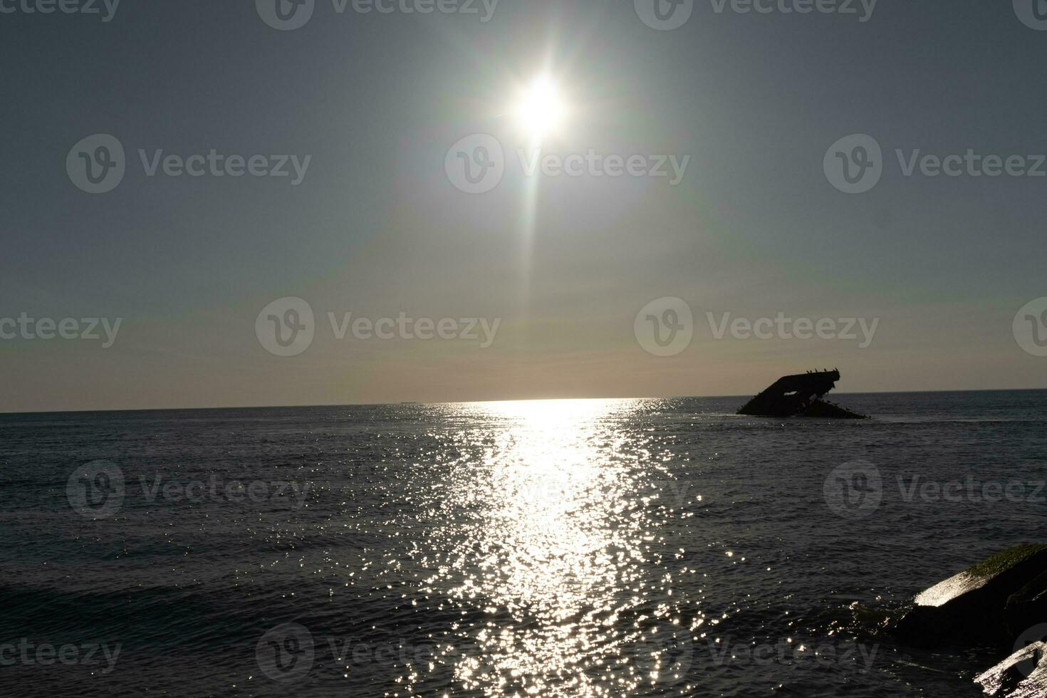 zonsondergang strand in kaap mei nieuw Jersey waar u kan krijgen een Super goed visie van de zon gaan naar beneden aan de overkant de oceaan en de baai. de reflectie van de zon Aan de water met de gezonken schip looks zo mooi. foto