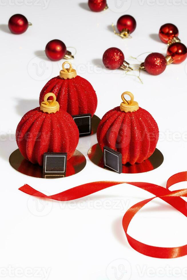 rood en goud gebakjes in vorm van Kerstmis ballen Aan tafel foto