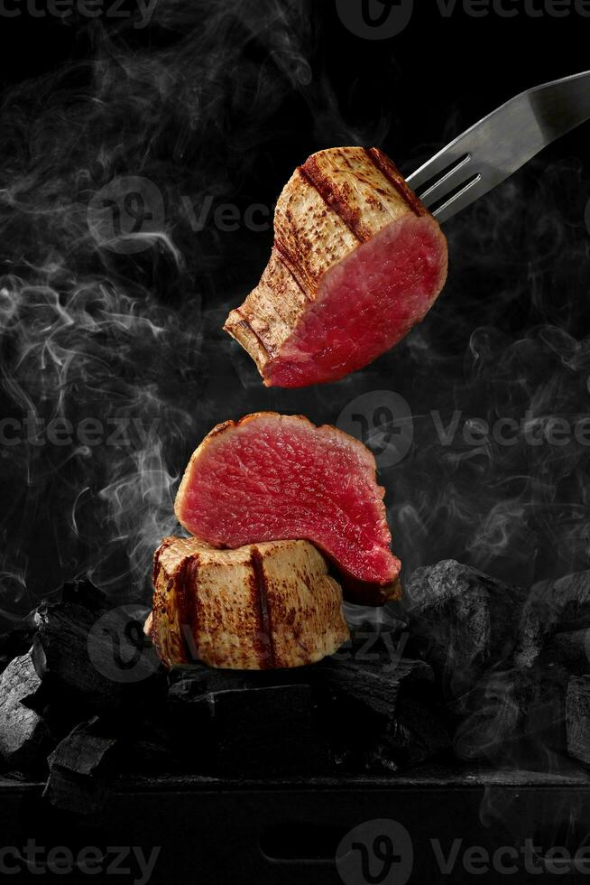 stukken van rundvlees lende Koken Aan rooster over- roken sintels foto