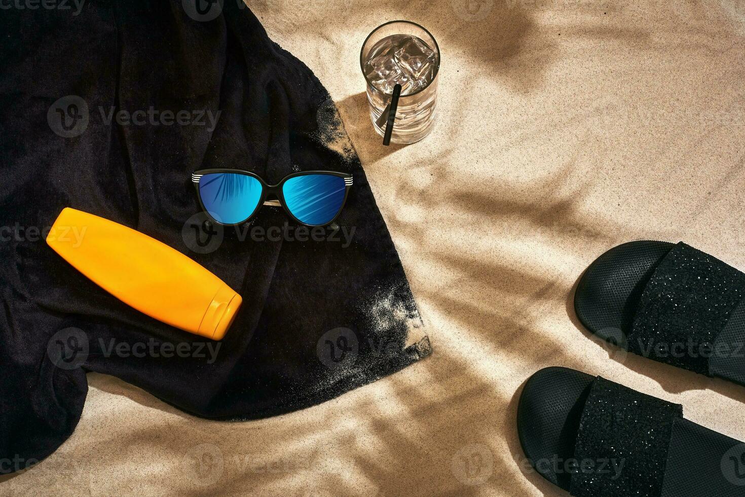 top visie van zomer accessoires Aan zanderig strand foto