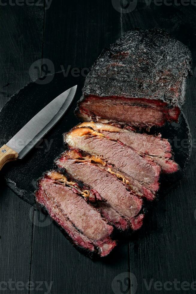 vers borst bbq rundvlees gesneden voor portie tegen een donker achtergrond foto